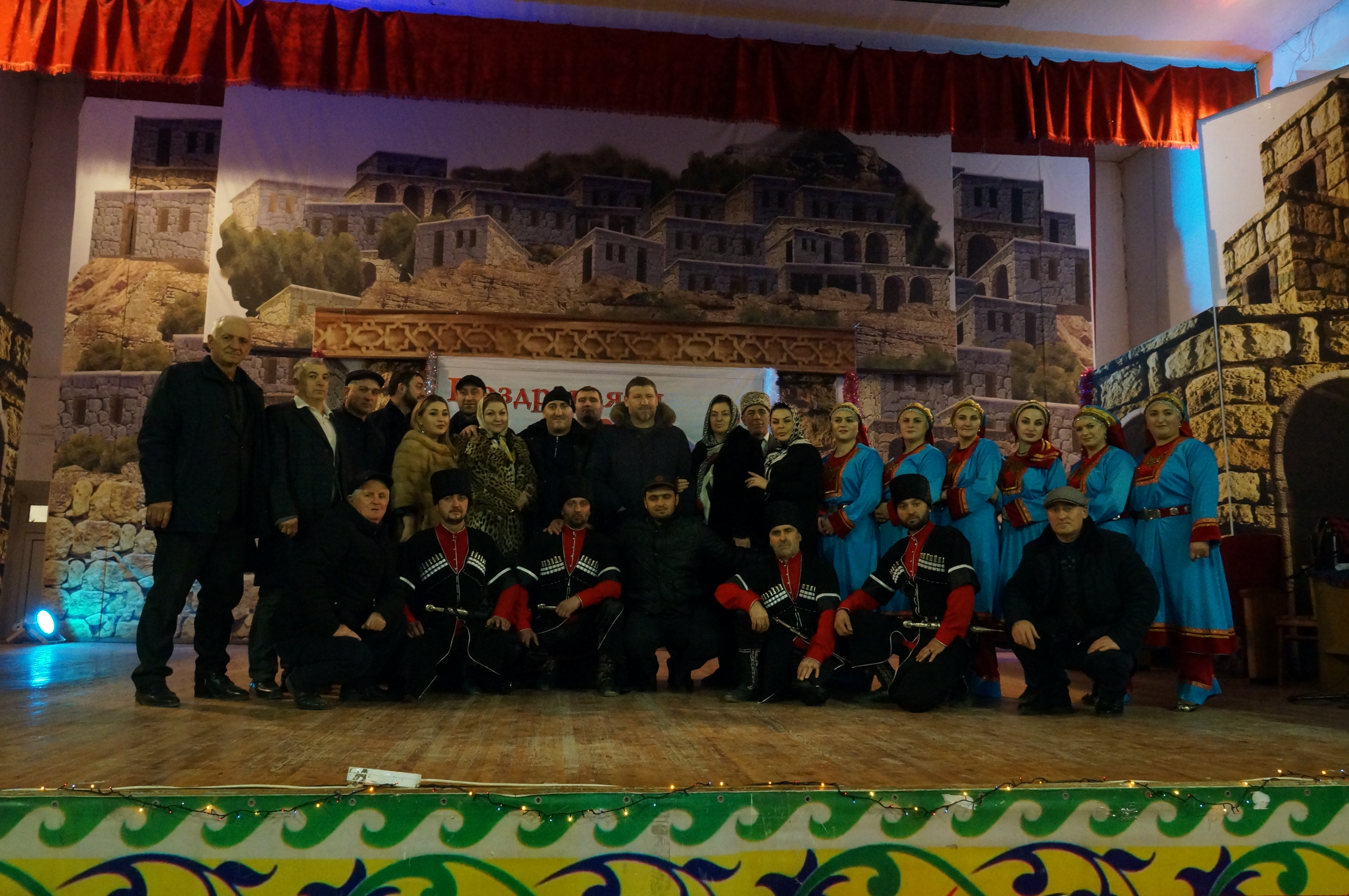 29 декабря глава Тляратинского района Магомед Абдулаев и депутат Народного собрания Султан Ибрагимов поздравили с Новым годом жителей Тляратинского района.